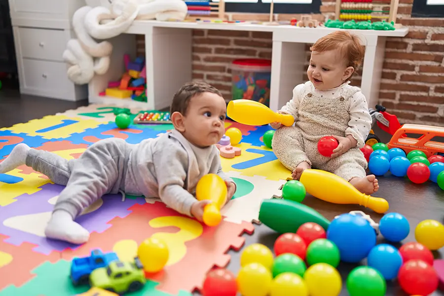 bebés jugando guardería